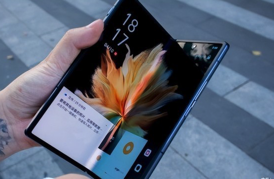 折叠屏扶了这么多年依然扶不起，为何品牌们还在继续砸钱？